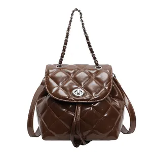 Sac à dos seau matelassé marron brillant avec détail de bandoulière chaîne argentée