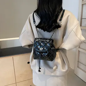 Petit sac à dos noir matelassé avec cordon de serrage et bandoulière chaîne pour femme
