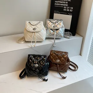 Élégant sac à dos seau matelassé à cordon pour femme en blanc, argent, noir et marron