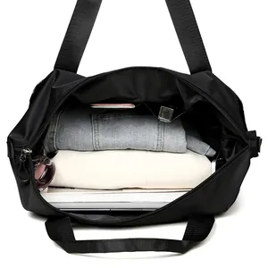 Borsa sportiva nera di grande capacità con spazio interno per vestiti e accessori