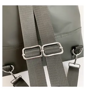 Detailansicht der verstellbaren Nylon-Schultergurte mit silbernen Metallschnallen