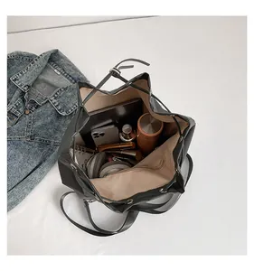 Draufsicht auf die große Kapazität und die Innenfächer der schwarzen Kordelzugtasche