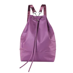 Detailansicht eines lila Sportrucksacks mit Kordelzug aus strapazierfähigem Nylon.