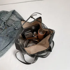 Großer schwarzer Kordelzug-Rucksack für Pendeln und Reisen mit viel Platz im Inneren