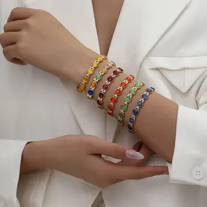 Dettaglio ravvicinato di vivaci bracciali multicolori in pietra occhio di gatto