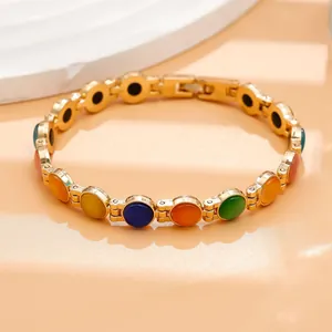 Dettaglio macro delle pietre occhio di gatto colorate su un bracciale oro