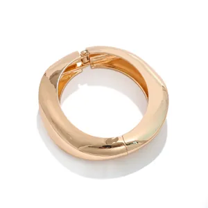 Bracciale rigido geometrico dorato irregolare con apertura a molla e cerniera
