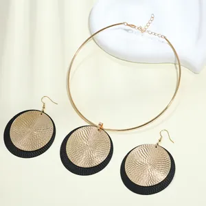 Conjunto de joyas vintage con discos de metal dorados y negros y colgantes geométricos