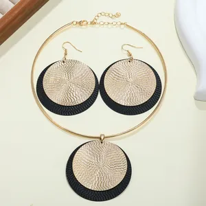 Detalle de un conjunto de joyas geométricas vintage con discos circulares en oro y negro