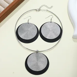 Conjunto de joyas vintage con discos de metal texturizados plateados y negros geométricos