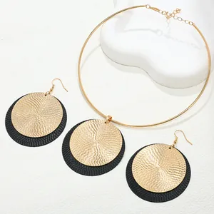 Conjunto de joyas vintage con discos texturizados dorados y negros diseño geométrico