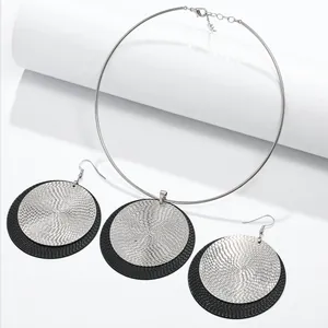 Conjunto de joyas vintage chic para mujer con colgantes de disco de metal geométrico.