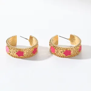 Créoles élégantes en forme de C plaquées or avec motifs de fleurs en émail rose pour femmes.