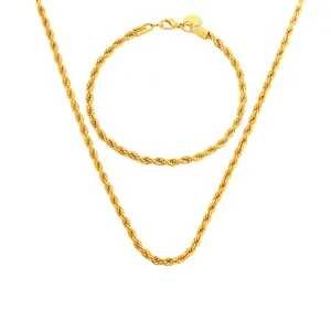 Détail de l'ensemble collier et bracelet à chaîne torsadée en plaqué or de 4 mm.