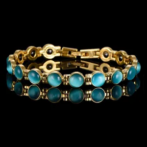Dettaglio macro di elegante bracciale dorato con pietre occhio di gatto su fondo nero specchiato