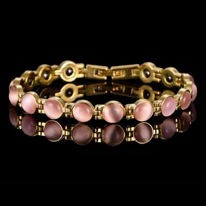 Vista dettagliata di un elegante bracciale in pietra occhio di gatto rosa con finitura oro
