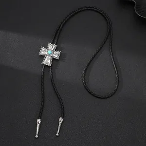 Detailansicht der Western Cowboy Bolo Krawatte mit Silberkreuz und Türkisstein.