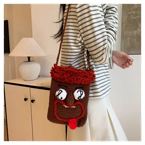 Detailansicht einer lustigen handgestrickten Monster-Umhängetasche zu einem Freizeitoutfit