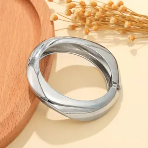 Primo piano di un bracciale rigido argento con superficie metallica lucida a specchio