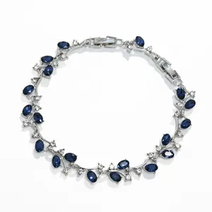 Elegante zilveren takarmband met donkerblauwe ovale kristallen en heldere strass voor dames