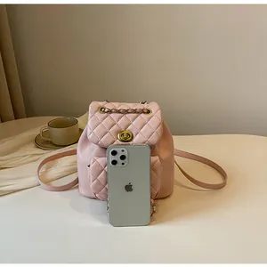 Detailansicht des rosa gesteppten Rucksacks im Vergleich zur Größe eines Smartphones