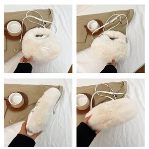 Detalle de bolso de peluche blanco con etiqueta Love every day y correa blanca