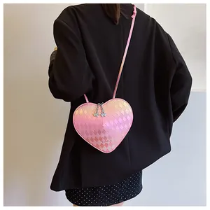 Moderne rosa gesteppte Umhängetasche in Herzform in der Rückansicht eines Modells.