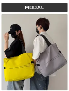 Bolso tote informal de nailon de gran capacidad en colores amarillo y gris, llevado por modelos.