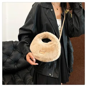 Modelo con un elegante bolso de peluche beige y una chaqueta de cuero negra