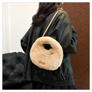 Bolso de mano de peluche beige estilo dumpling con chaqueta de cuero negra