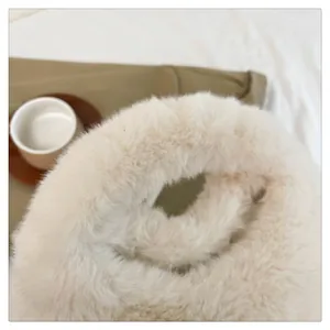 Primer plano de la suave y esponjosa textura de peluche blanco de un bolso lindo