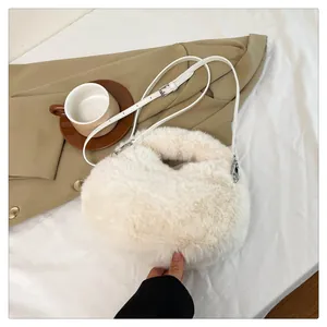 Bolso bandolera de piel sintética blanca con correa ajustable y diseño esponjoso