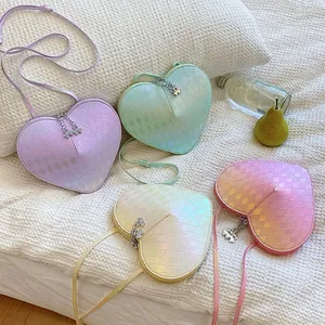 Minimalistische, herzförmige Stepp-Umhängetaschen mit irisierendem Metallic-Finish in Pastelltönen