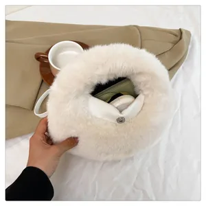 Vista detallada del bolso de peluche blanco que muestra su textura y capacidad