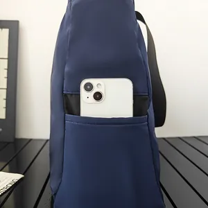 Detalle del bolsillo lateral de un bolso de nailon azul marino con espacio para móvil