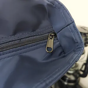 Primer plano de la cremallera metálica de alta calidad y la textura del nailon azul marino