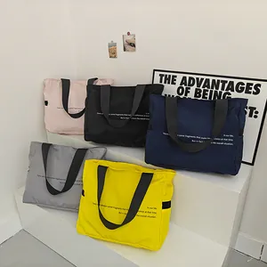 Colección de bolsos tote grandes de nailon multicolor con correas para uso diario