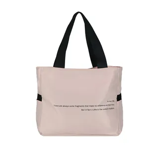Bolso tote minimalista de nailon rosa con correas negras y estampado decorativo de eslogan