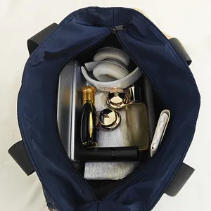 Bolso de nailon azul marino de gran capacidad con espacio interior organizado