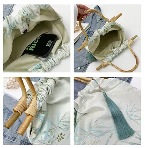 Dettagli di una borsa in stile cinese con manici in bambù e nappa decorativa