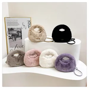 Variedad de lindos bolsos de peluche en varios colores en un soporte de exhibición