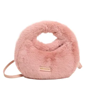 Primer plano de un bolso de piel sintética rosa con una suave forma de dumpling.