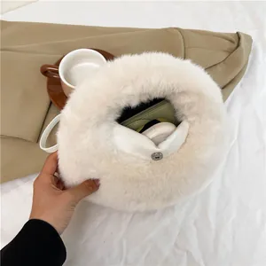 Lindo bolso bandolera de felpa blanco crema tipo dumpling con suave piel sintética y detalle.