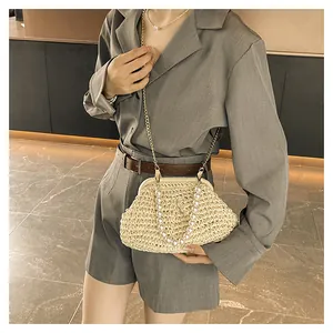 Pochette in paglia con manico di perle e catena dorata per vacanze al mare