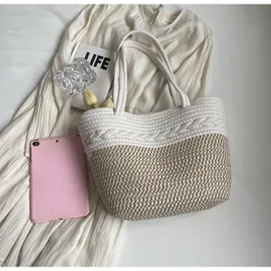 Vue lifestyle du sac cabas en paille tissé avec textures en corde crème et beige