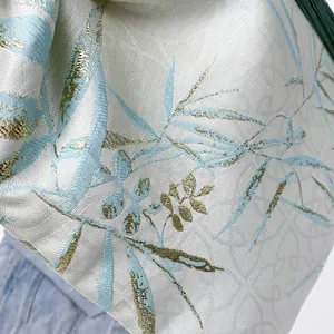 Dettaglio dell'elegante stampa a bambù e della trama jacquard su questa borsa
