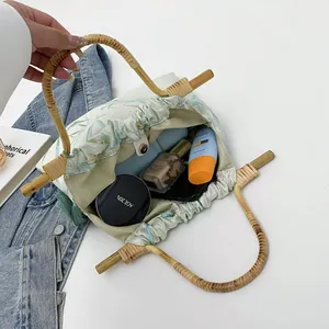 Vista ravvicinata della capacità interna di una borsa stampata stile cinese con manici in bambù