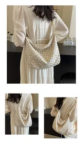 Detalle de un bolso tote de lona con estampado floral llevado como bandolera.