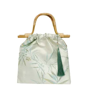 Dettaglio borsa in stile cinese con manico in bambù e stampa a foglie molto elegante