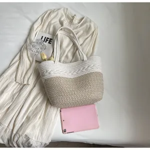 Sac fourre-tout élégant en paille tissée à la main avec détails tressés pour la plage.